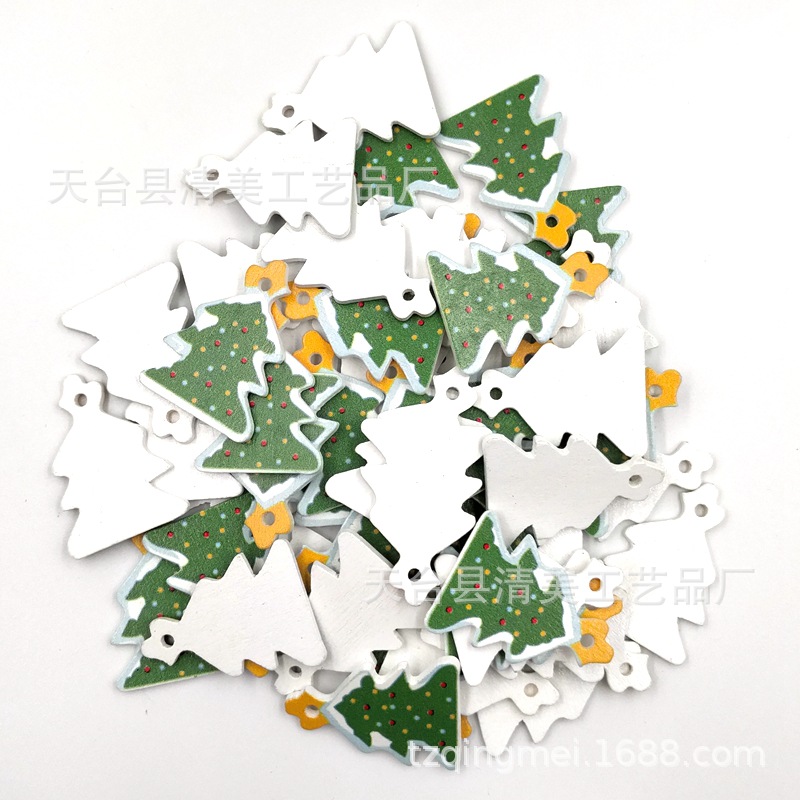 Botón de madera de árbol de Navidad de madera pintado sobre fondo blanco 50/paquete