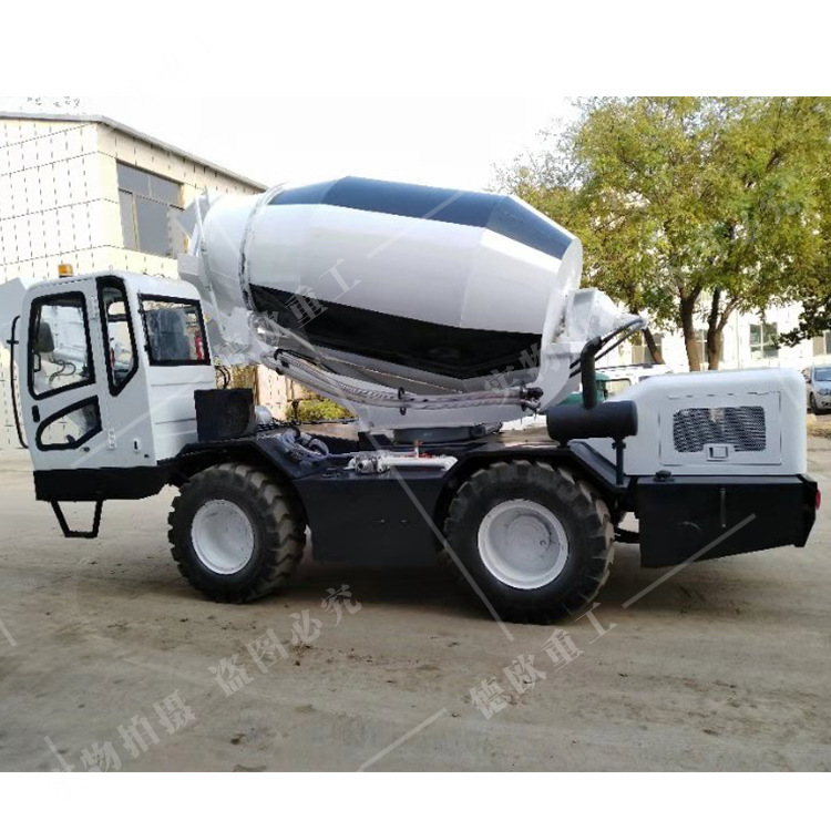 1.5立方混凝土搅拌车 液压行走双螺旋水泥搅拌机 双联泵搅拌设备