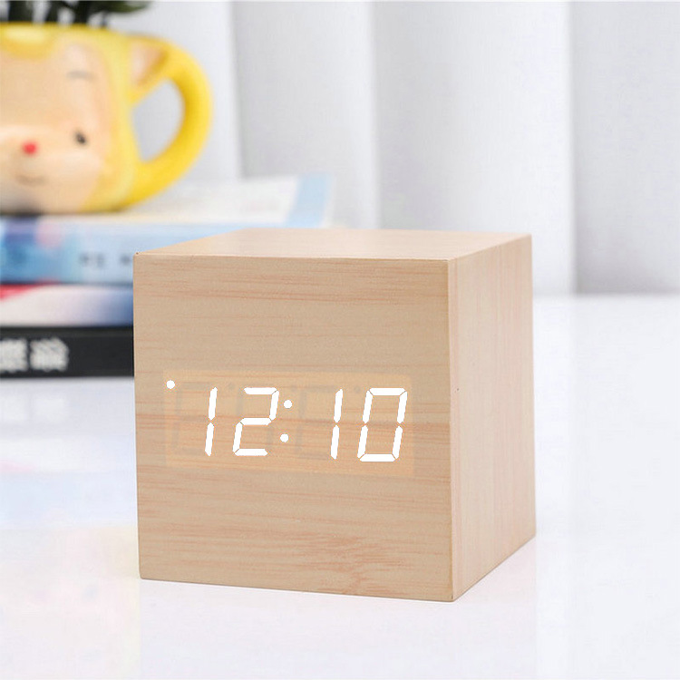 Creativo controlado por voz LED reloj de madera multifuncional despertador de madera regalo del estudiante reloj electrónico reloj de escritorio de fábrica al por mayor