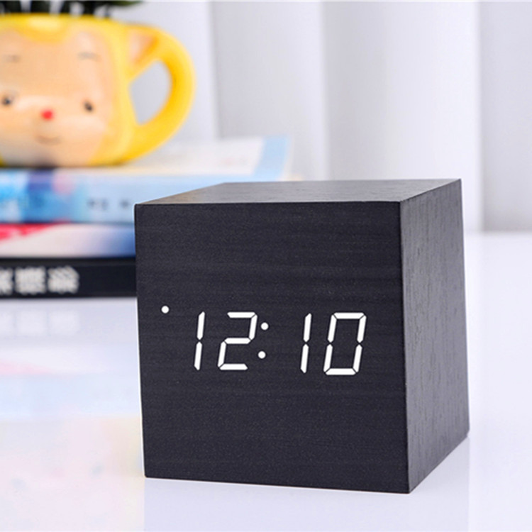 Creativo controlado por voz LED reloj de madera multifuncional despertador de madera regalo del estudiante reloj electrónico reloj de escritorio de fábrica al por mayor
