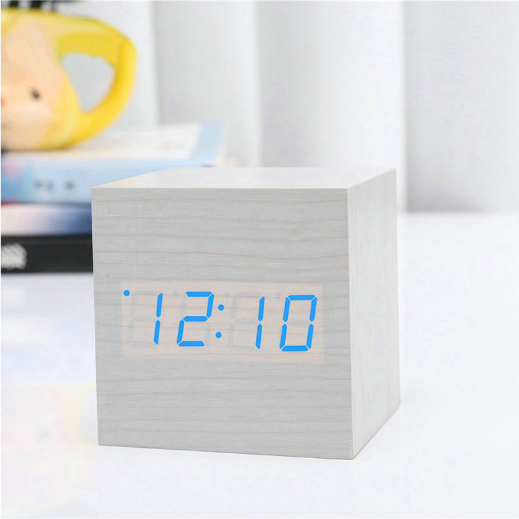 Creativo controlado por voz LED reloj de madera multifuncional despertador de madera regalo del estudiante reloj electrónico reloj de escritorio de fábrica al por mayor