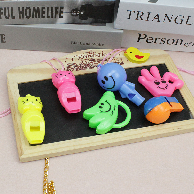 Los niños de dibujos animados silbato lindo estudiante regalo silbato al aire libre de plástico niños silbato Scan código pequeño regalo al por mayor