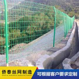 侨泰厂家现货直供厂房车间隔离护栏网批发高速公路三角折弯护栏网