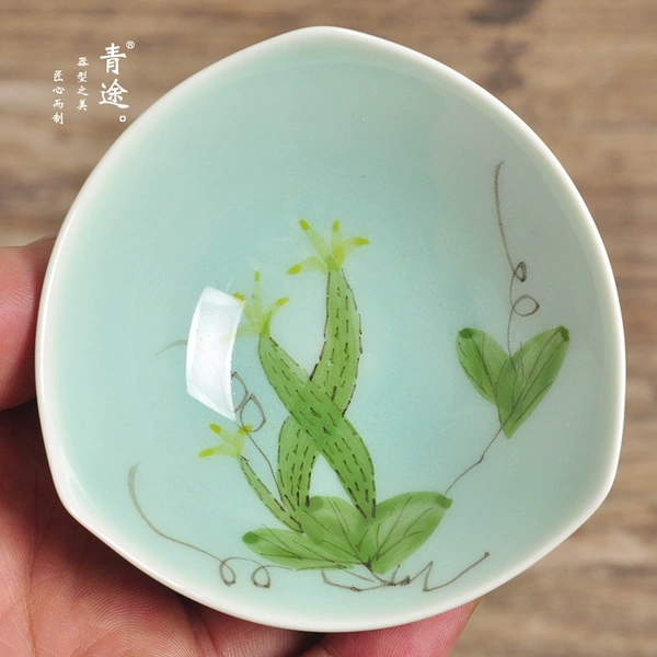 Triangular small cup melon vine