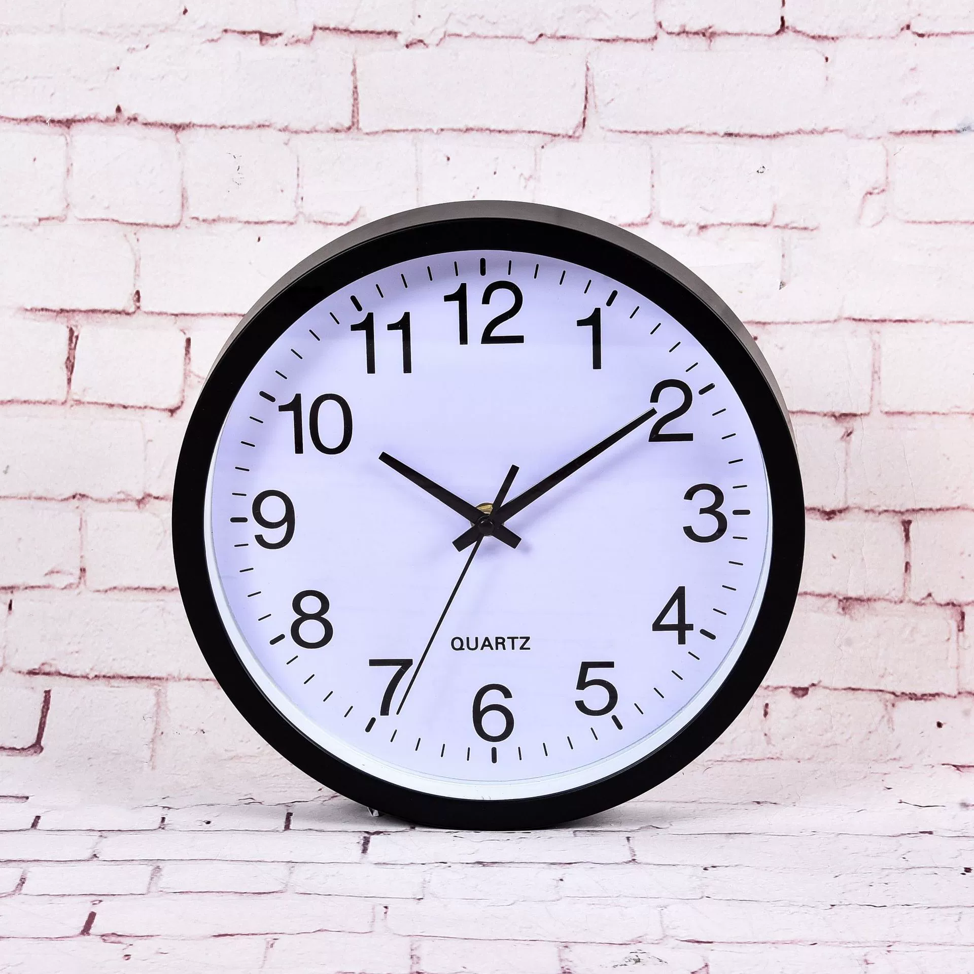 Подходит для офиса, дома и гостиной, 10inch пластиковых настенных часов с однотонной рамкой, круглые, бесшумные, с возможностью нанесения различных логотипов.