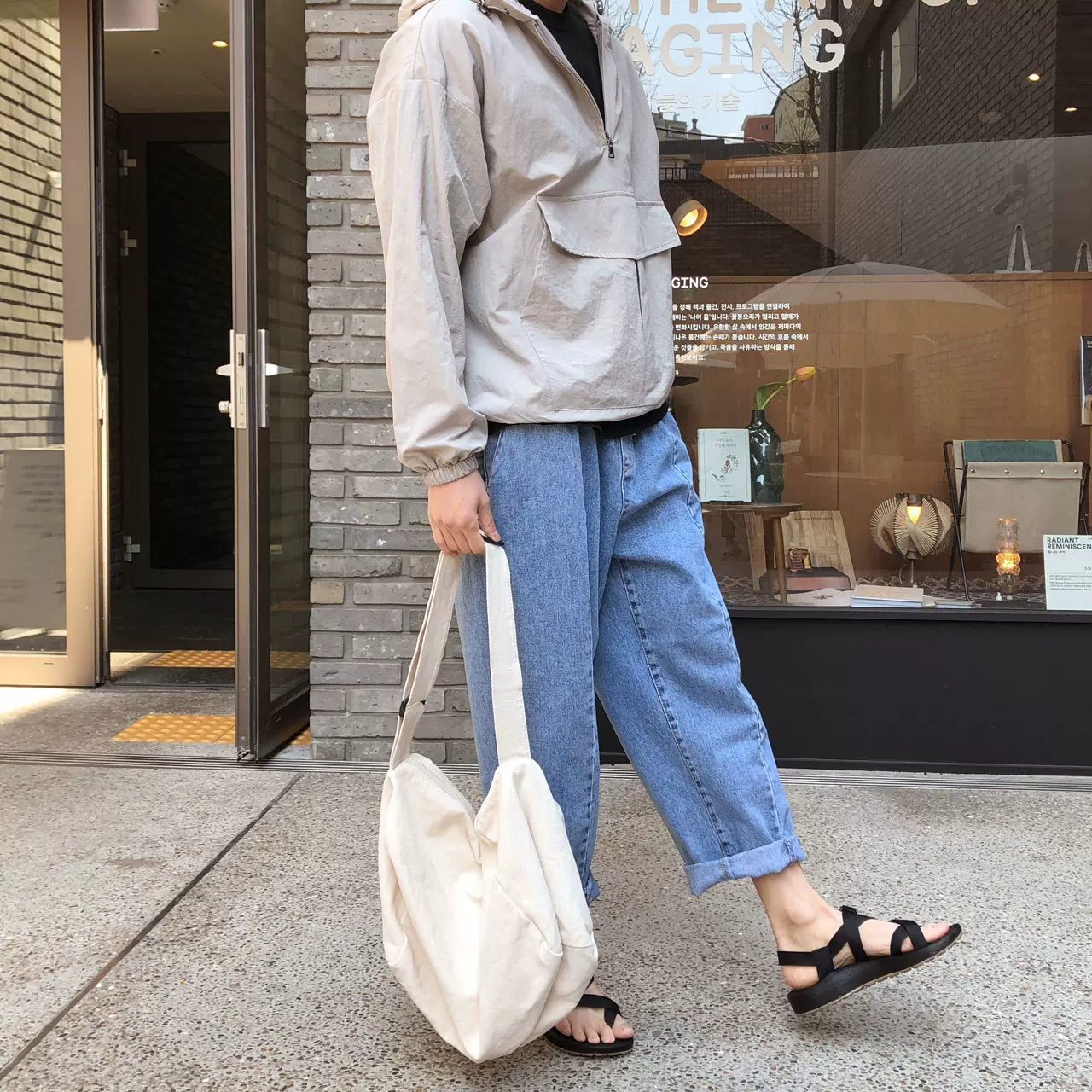 ins男女斜背帆布包中性运动包健身斜跨布袋休闲学生书包透气轻便