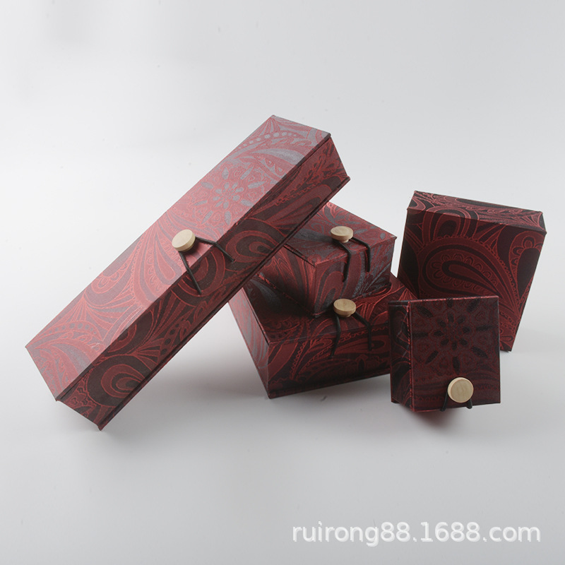 나무 버클 빨간 공작 패턴