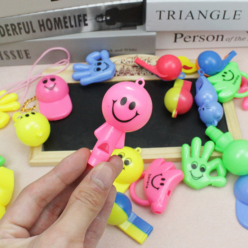 Los niños de dibujos animados silbato lindo estudiante regalo silbato al aire libre de plástico niños silbato Scan código pequeño regalo al por mayor
