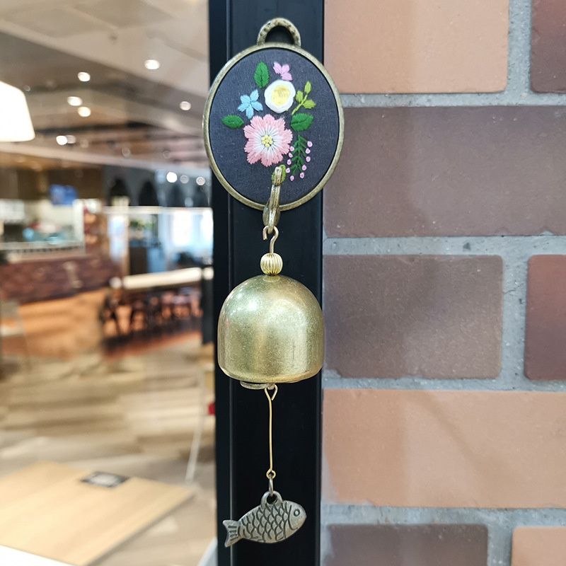 Bordado DIY Bell hecho a mano auto-bordado paquete de material matar el tiempo bordado tridimensional producción timbre colgante decoración campanas de viento