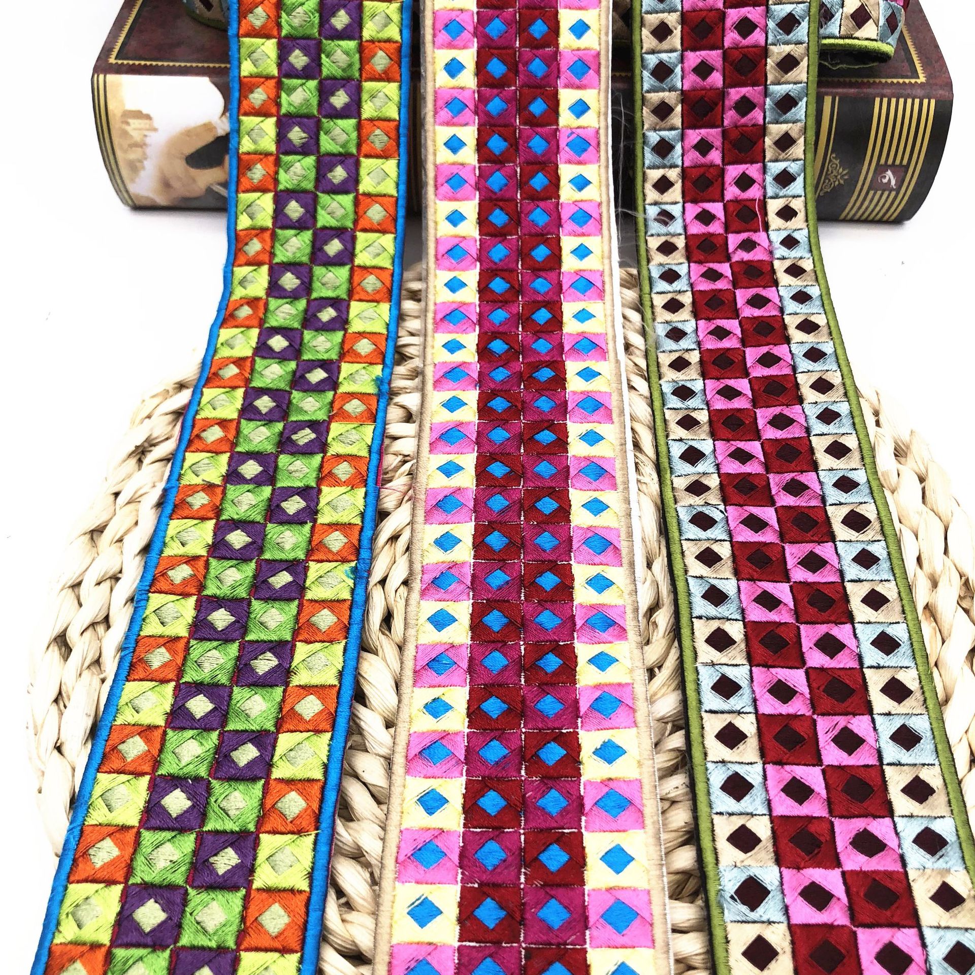 外贸电脑彩色绣花 批发窗帘箱包服装辅料 民族刺绣条码花边批发