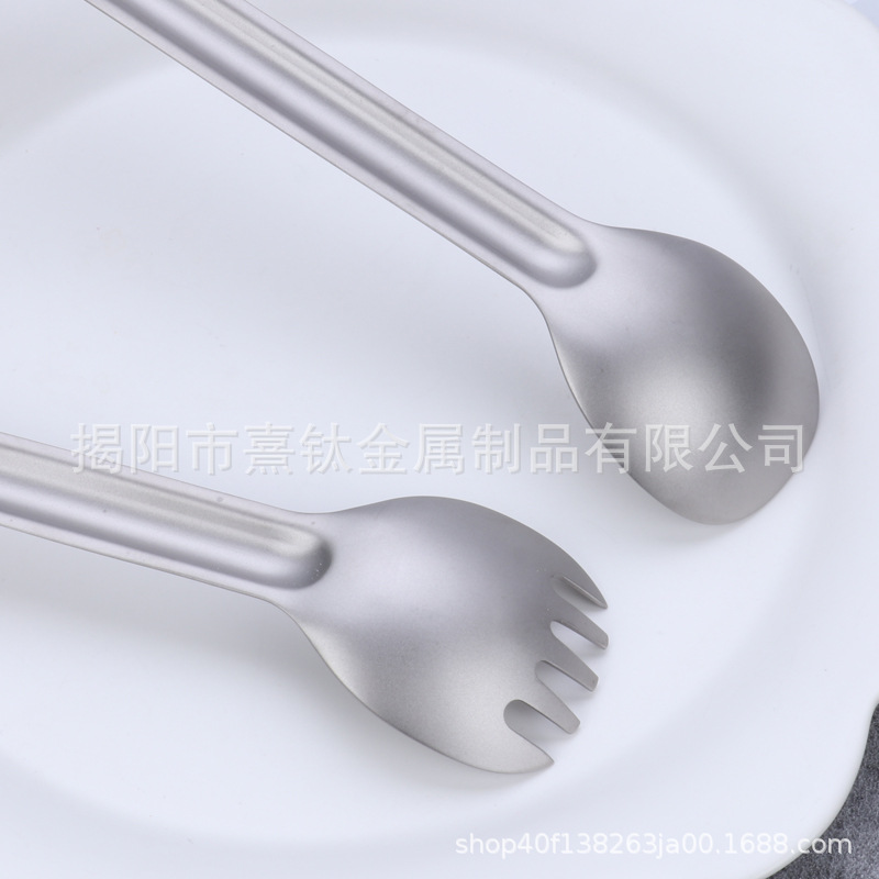 Los fabricantes producen vajilla al aire libre de titanio puro, palillos, tazas y accesorios de aleación de titanio suministros para el hogar al aire libre