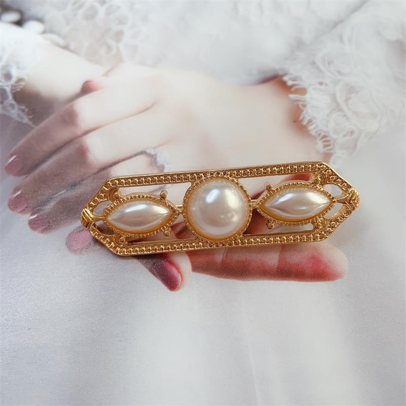 Übergroßes Emaille-Blumenarmband für Damen (Frühling 2026), auffälliges 3D-Blumenarmband, farbenfroher, glänzender Emaille-Schmuck mit Blütenblättern, Boho-Vintage-Stil, klobig_voghion.com