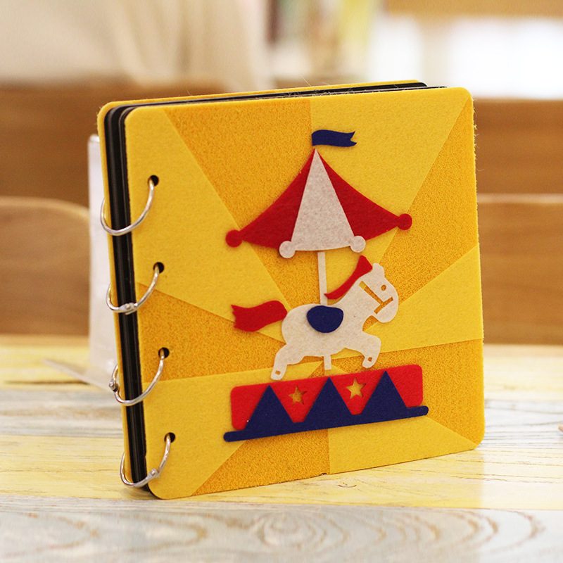 노란 회전 목마]