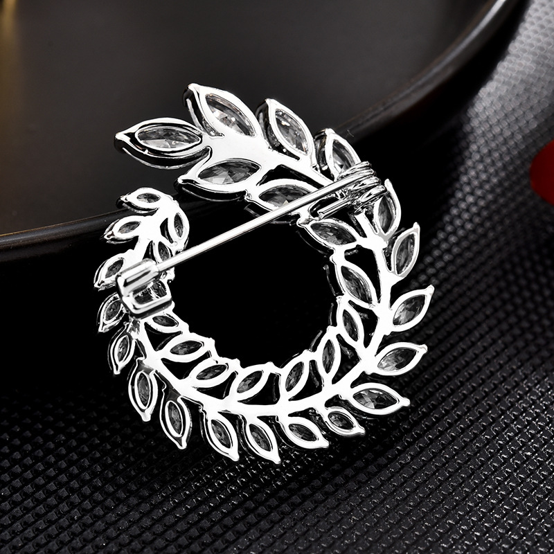 Modieuze zirkonia olijftak broche voor dames_voghion.com