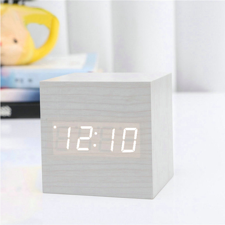 Creativo controlado por voz LED reloj de madera multifuncional despertador de madera regalo del estudiante reloj electrónico reloj de escritorio de fábrica al por mayor