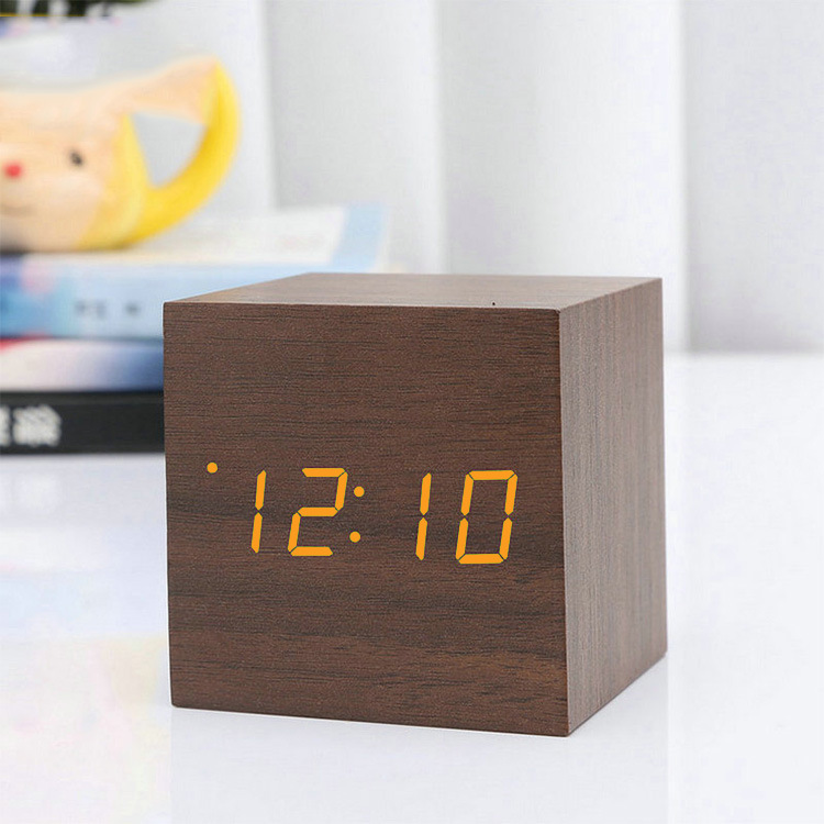 Creativo controlado por voz LED reloj de madera multifuncional despertador de madera regalo del estudiante reloj electrónico reloj de escritorio de fábrica al por mayor