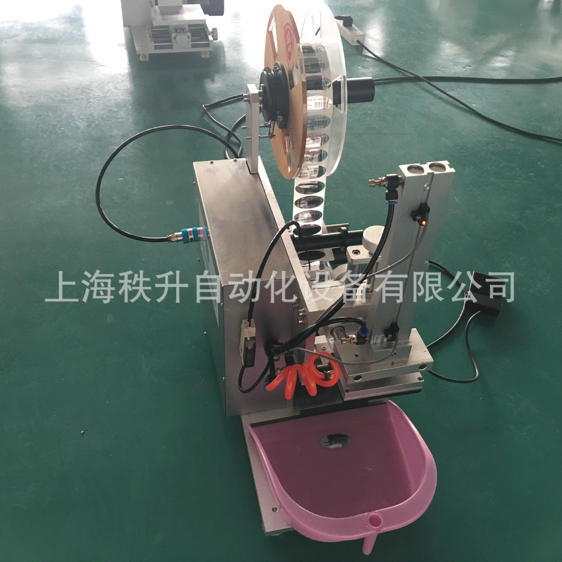 厂家半自动平面贴标机 撮箕贴标机 盒子贴商标机 扫把贴标签机器