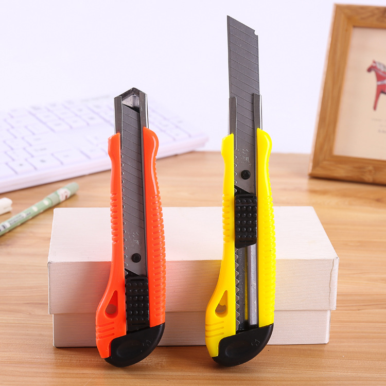 Cuchillo multiusos de plástico grande, cuchillo de papel, cuchillo para papel tapiz, cuchillo de papel de oficina, abridor de cajas de entrega exprés portátil, fabricante al por mayor