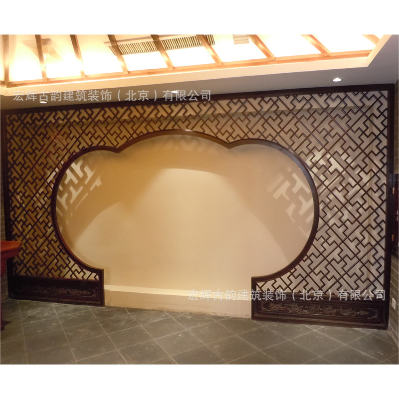 仿古月亮门花格屏风 客厅过道实木隔断厂家 松木背景中式隔断屏风