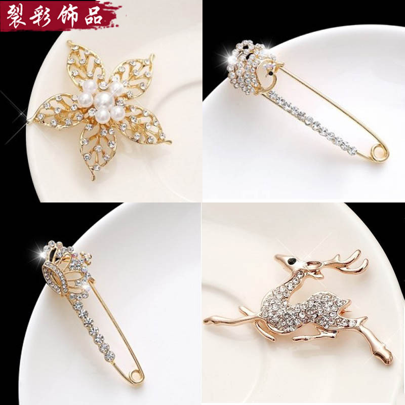 Fashionable women's high-end suit with rhinestones lapel pin