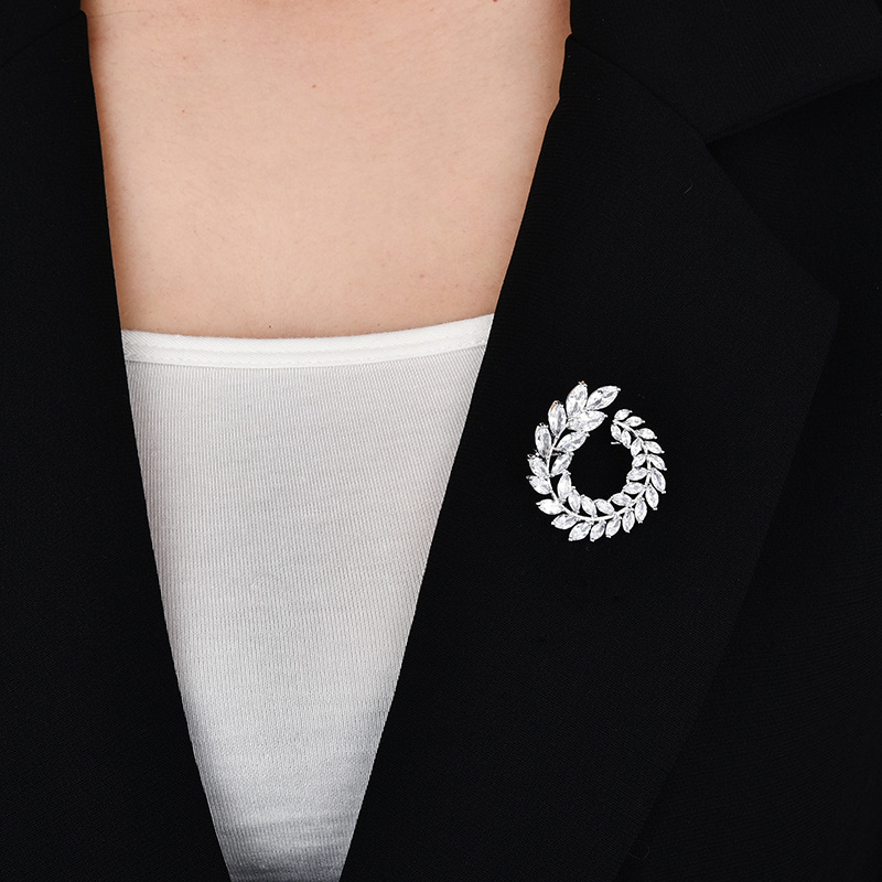 Modieuze zirkonia olijftak broche voor dames_voghion.com