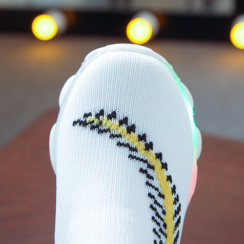 LED light socks shoes for boys and girls 2019 autumn and summer new breathable fly woven sports shoes shoes feather luminous shoes