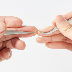 Stainless steel golden feather precision magnetic false eyelash clamp with pointed and curved ends, nest eyelash clamp for attaching false eyelashes, false eyelash tweezers wholesale