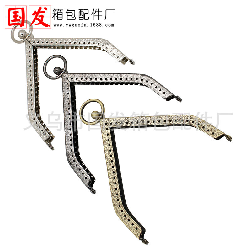 Sin stock, para hacer productos: 11cm relieve casa oro triángulo trapezoidal bolsas de teléfono móvil accesorios bolsas de oro