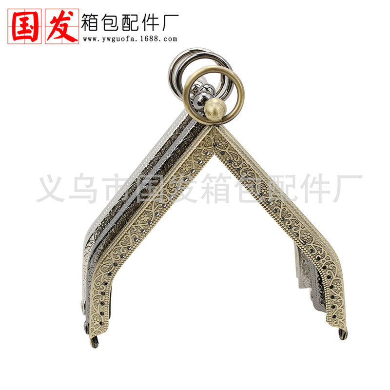 Sin stock, para hacer productos: 11cm relieve casa oro triángulo trapezoidal bolsas de teléfono móvil accesorios bolsas de oro