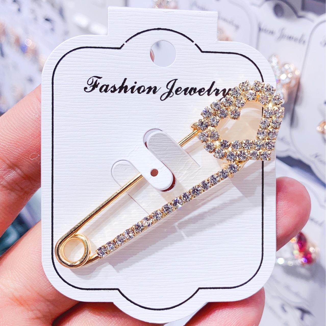 Broche de strass para mujer, de Instagram. Broche para chaqueta, versátil accesorio de moda, para sujetar la ropa y evitar que se vea.