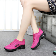 2025年新款聚氨酯轻便气垫鞋底飞织女鞋时尚百搭运动鞋休闲女鞋