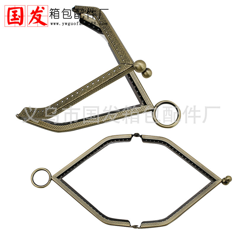 Sin stock, para hacer productos: 11cm relieve casa oro triángulo trapezoidal bolsas de teléfono móvil accesorios bolsas de oro