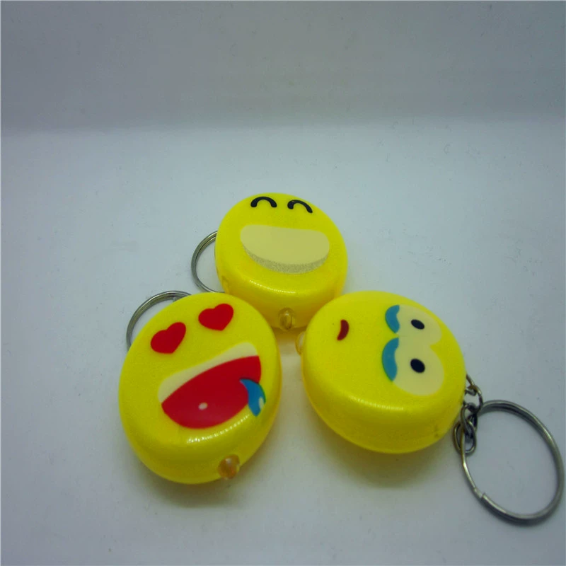 Светодиодный брелок свет смайлик несколько выражений оптом практические подарки один юань магазин детские светящиеся игрушки