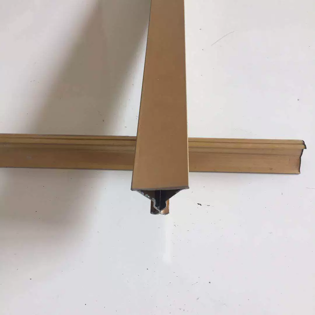 Оптовая продажа интегрированных потолочных профилей от производителя: высококачественные окрашенные треугольные профили 88 и различные оцинкованные интегрированные потолочные профили.