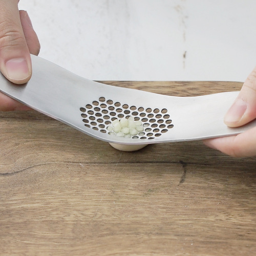 Thickened U-shaped stainless steel garlic press, garlic pounding, peeling, stirring, garlic squeezing, honeycomb plate machine, Amazon FDA
