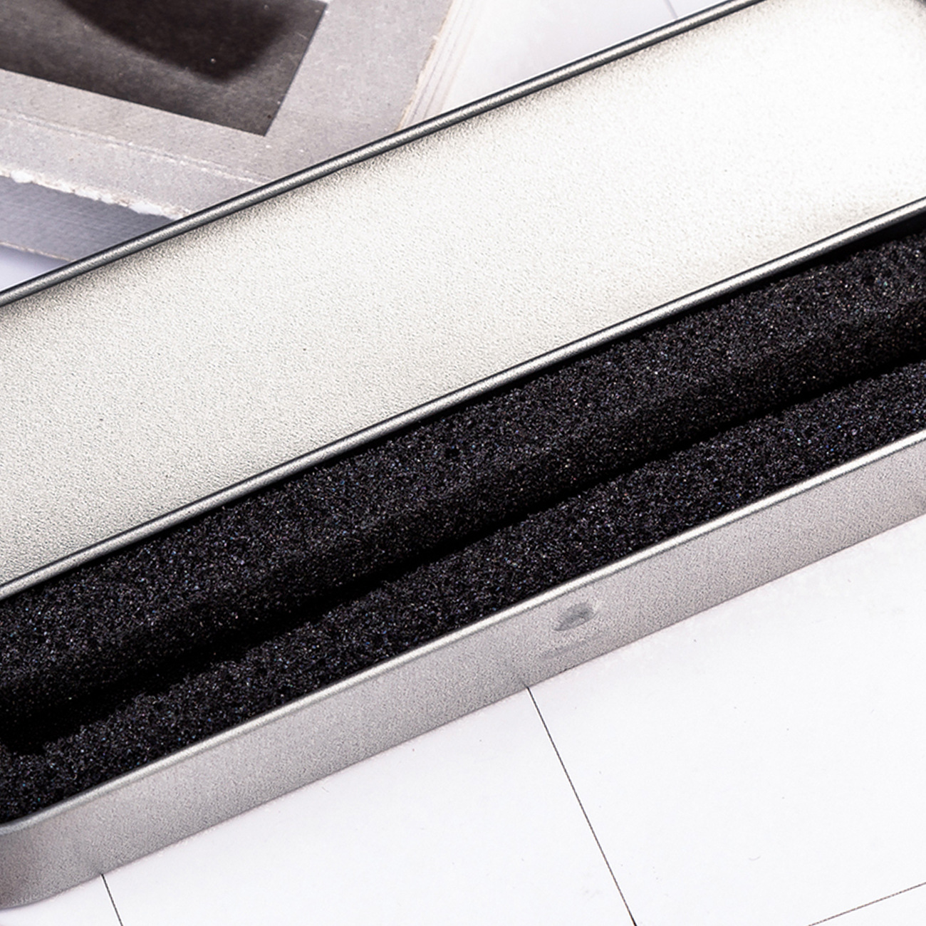 Caja de hojalata en stock al por mayor caja de bolígrafo caja de pluma de metal caja de pluma de latón caja de regalo firma pluma caja de hierro