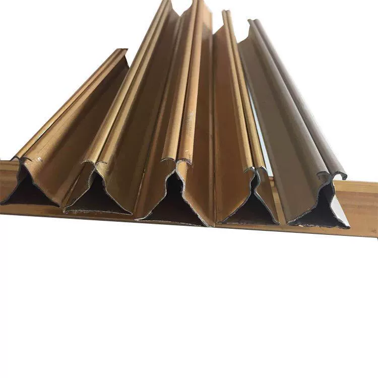 Треугольная ребристая алюминиевая пластина-уплотнитель, вспомогательный материал для производителей рекламных щитов, большой запас, выгодная цена, влагостойкая потолочная панель.