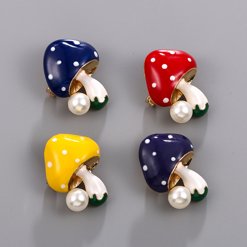 Cartoon fashionable cute brooch with clove mushrooms