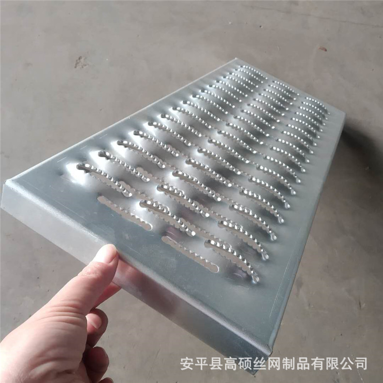 鳄鱼嘴冲孔防滑梯台踏板A成都鳄鱼嘴冲孔防滑梯台踏板厂家翻折边