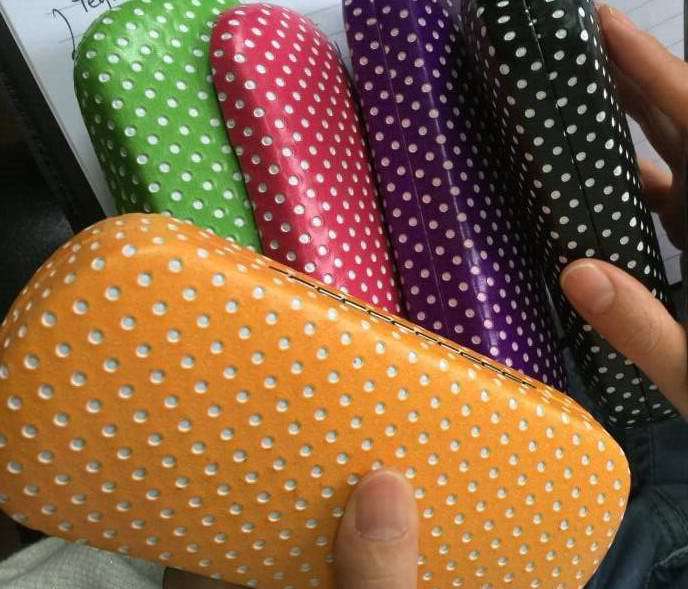 厂家直销 PVC皮革 箱包革 园点纹 坑纹 半冲孔纹 环保皮革