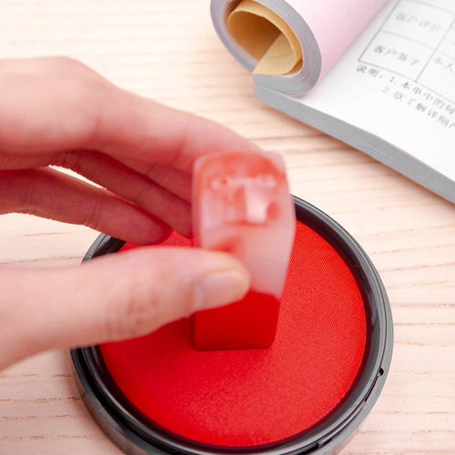 Deli 9868 quick-drying waterproof ink pad red ink pad plastic box quick-drying ink pad accounting and financial supplies wholesale