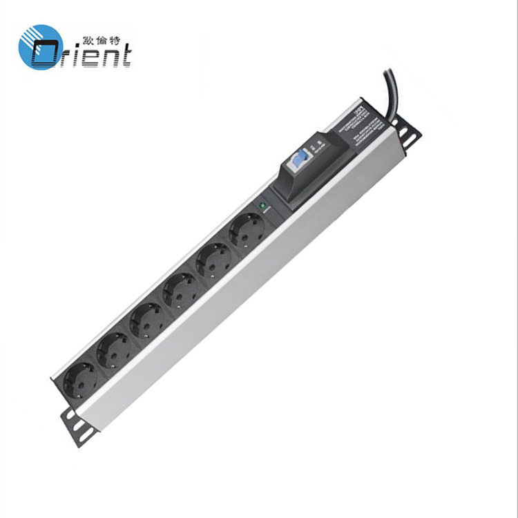 供应德式 PDU机柜电源分配器 带电源指示灯带1P断路器