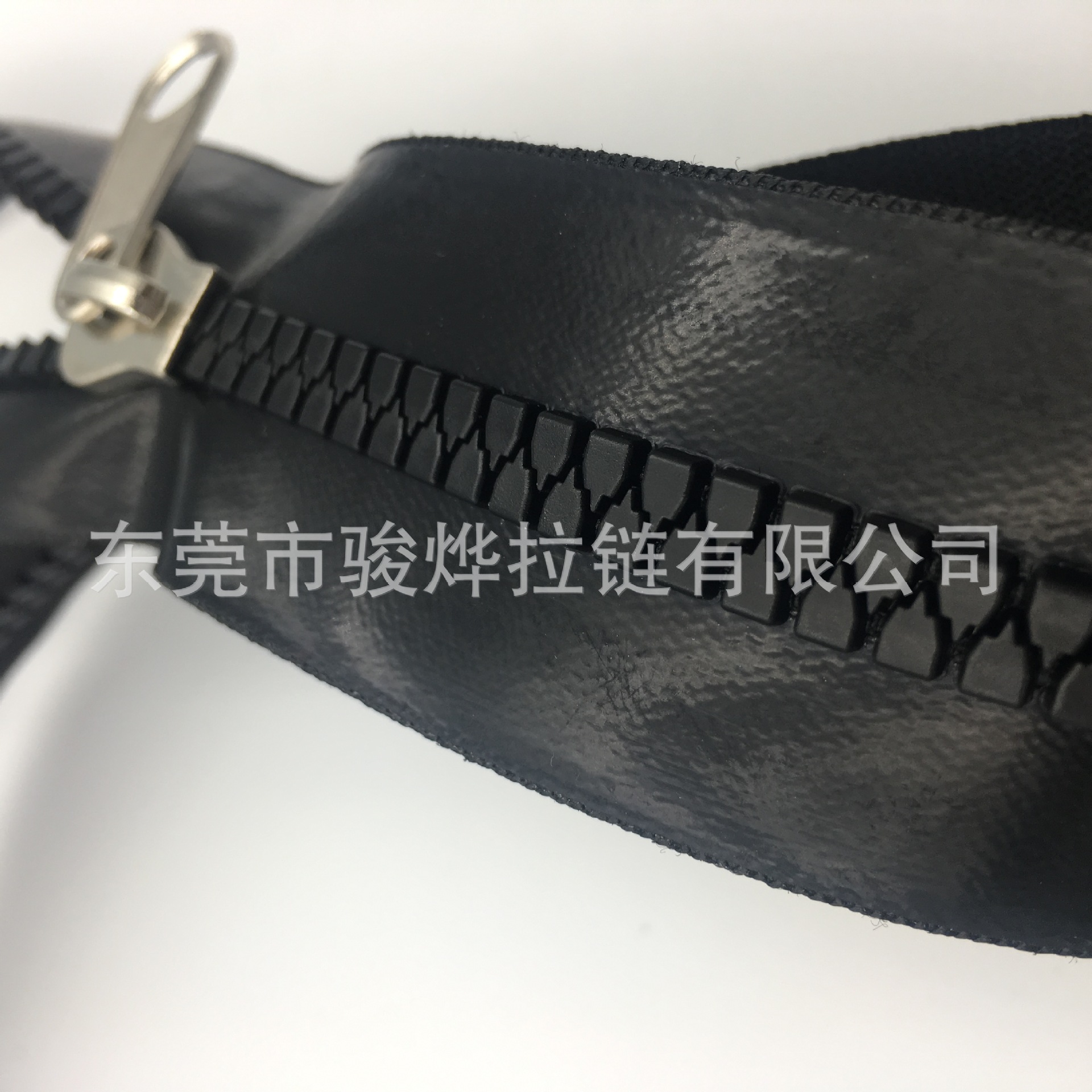 树脂防水拉链8号 胶牙防水反光拉链 环保三角牙树脂防水拉链