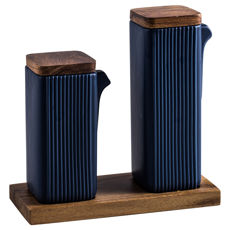 Creativo simple cuadrado recto grano condimento botella cocina suministros de dos piezas aceite vinagre olla cerámica condimento botella traje de madera bandeja