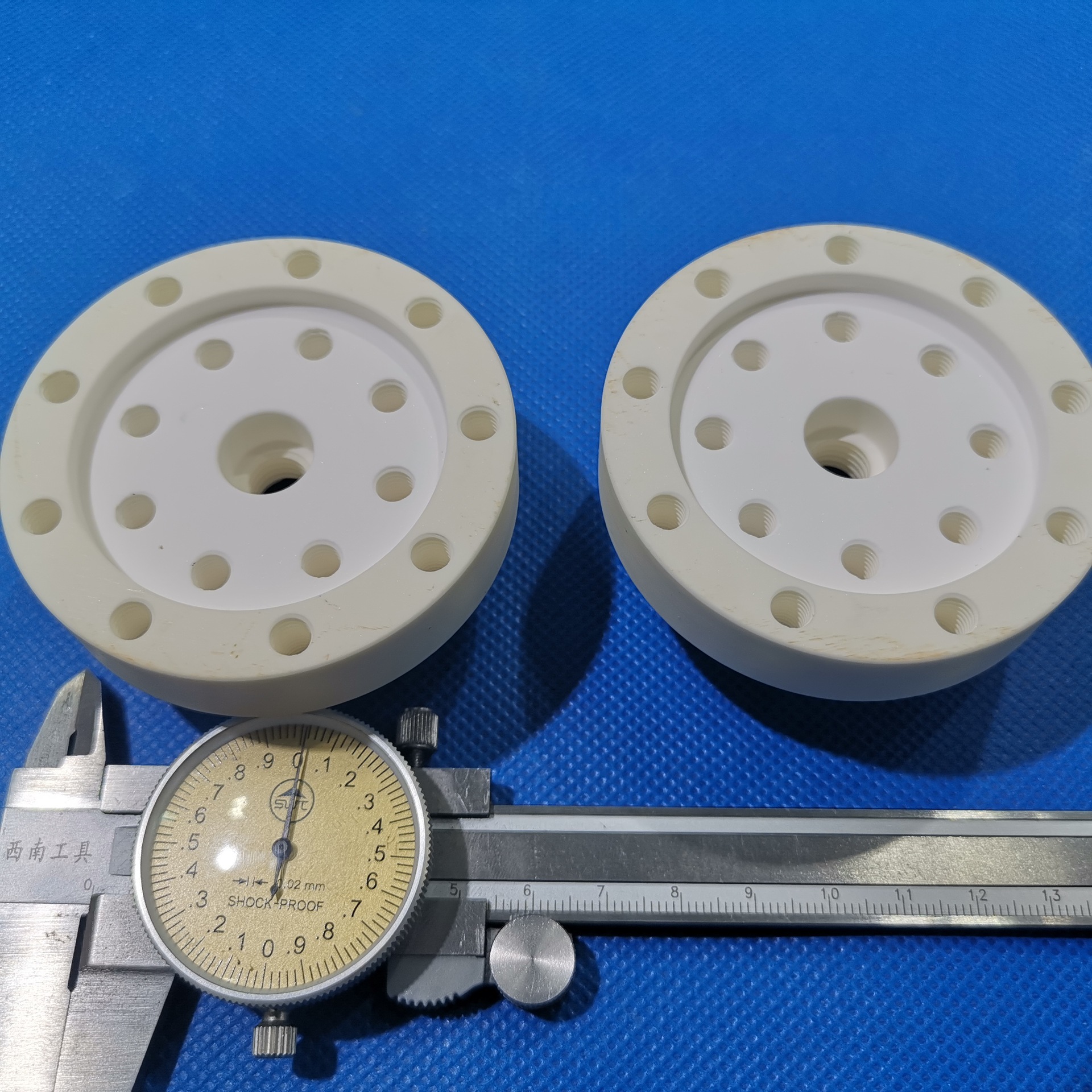 加工995氧化铝锆密集多孔精密法兰盘电子机械设备耐高温陶瓷配件