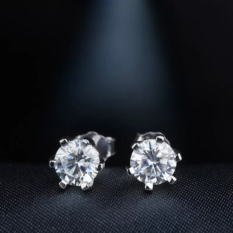 时尚莫桑石耳钉送女友礼物通勤耳饰925纯银镶嵌50分莫桑钻耳环