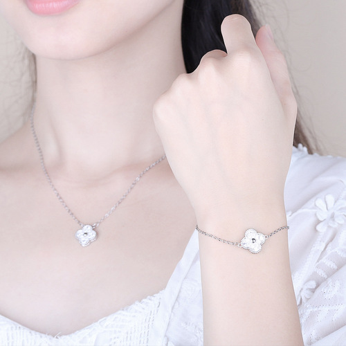 Autumn and winter new Korean fashion four-leaf clover bracelet necklace women's earring set lucky jewelry student jewelry wholesale