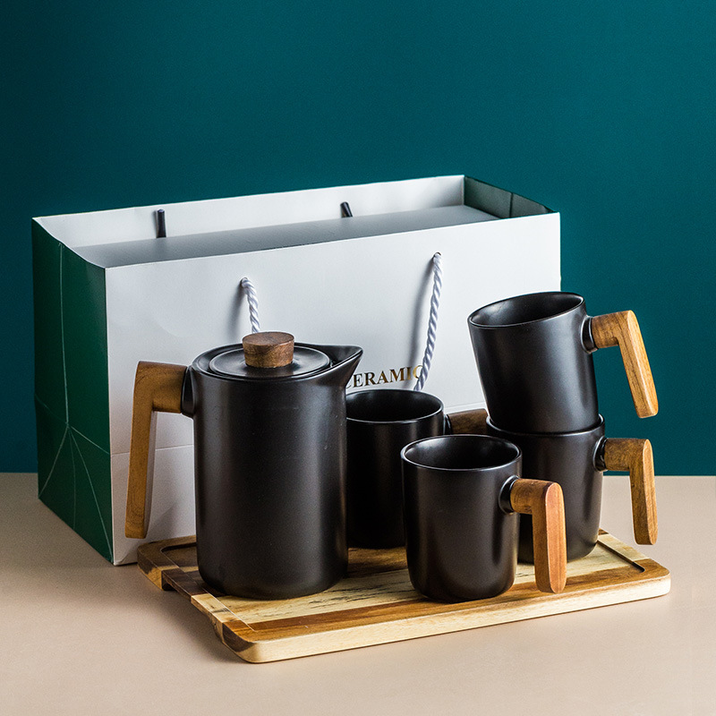 Ventas directas de la fábrica mango de madera nórdica hogar creativo gran capacidad de artículos de agua cerámica botella de agua fría taza de agua traje