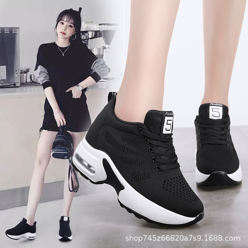 Altura oculta que aumenta la zapatilla de deporte de las mujeres zapatos blancos transpirables de malla gruesa Fondo fantasma zapatos para caminar altura de fondo suave que aumenta los zapatos de baile cuadrados