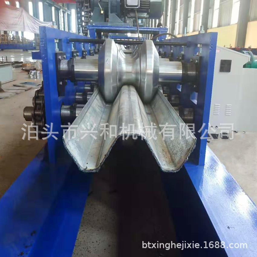 供应高速护栏板设备加工4-6mm高速护栏成型机